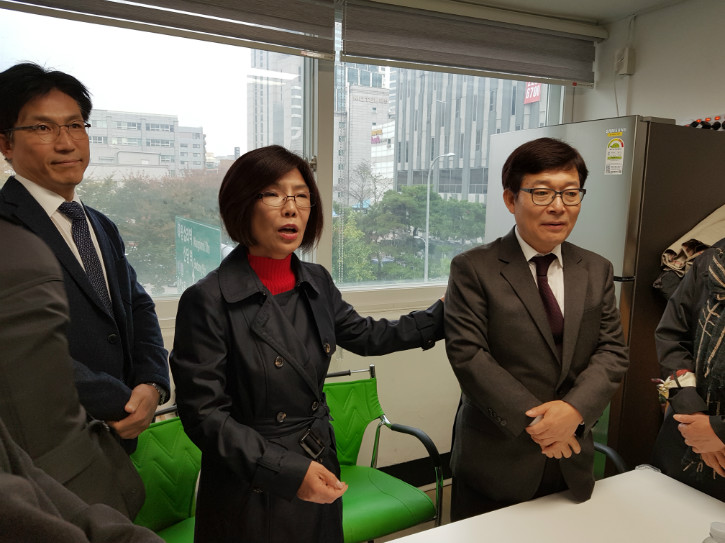 위원장님 소개.jpg